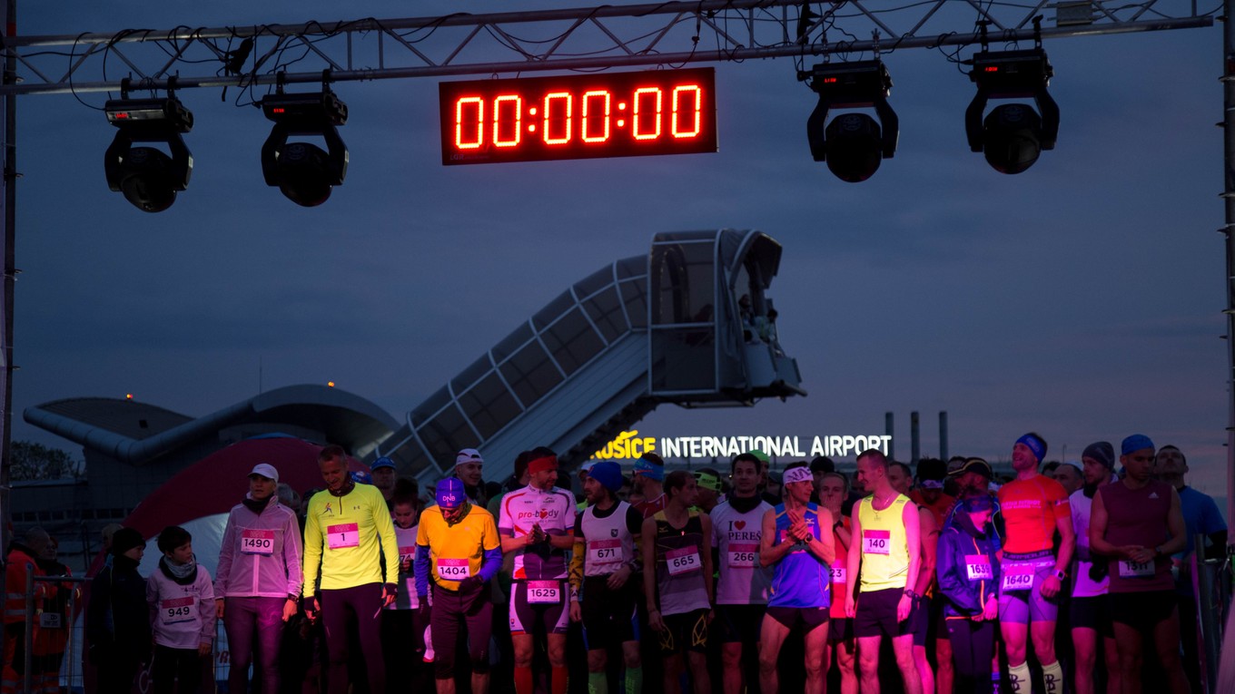 Napätie pred štartom. Úplne dopredu sa postavili najrýchlejší a tiež aj VIP bežci.