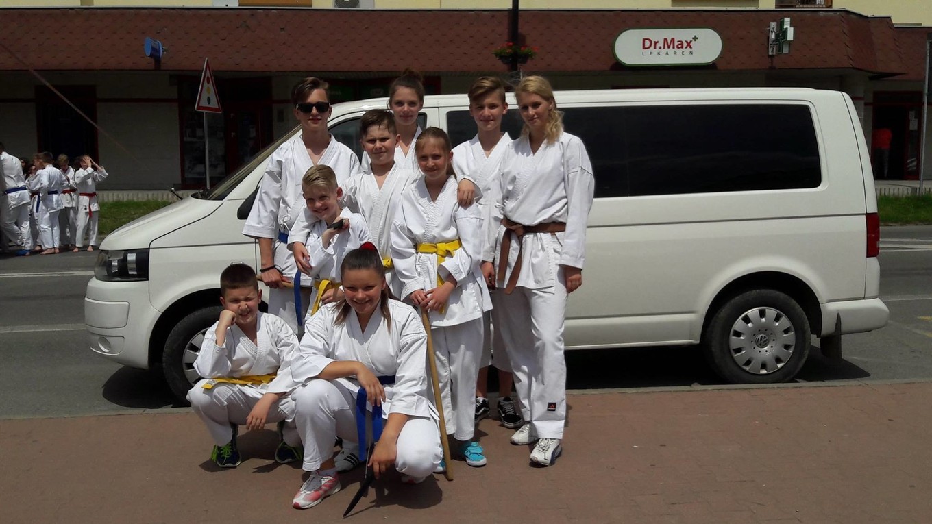Beáta Futejová a karatisti z klubu. 
