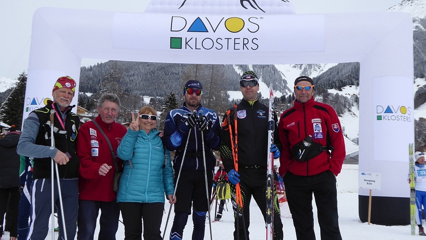 Časť slovenskej výpravy po bronzovej štafete 4x5 km.