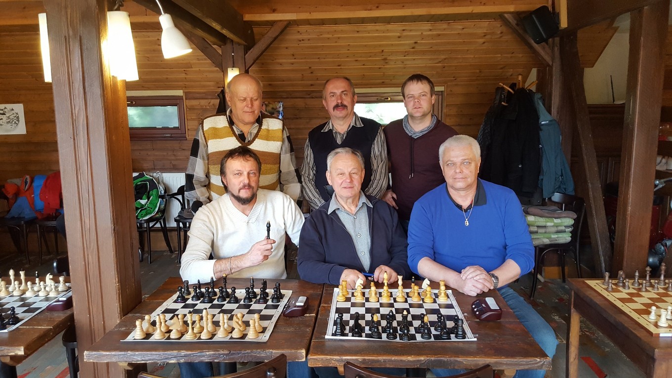 Spoločná fotka šachistov MŠK Rožňava.