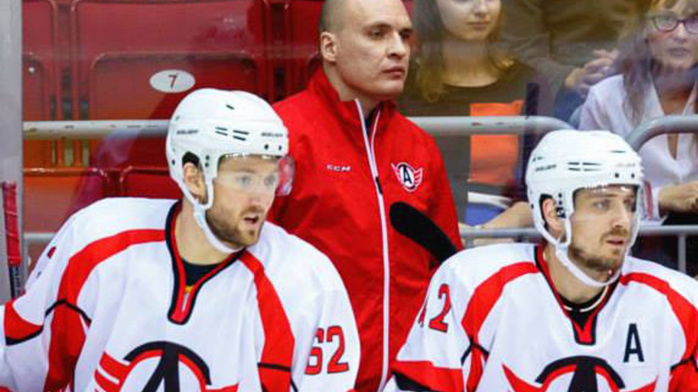 Andrej Razin na lavičke.