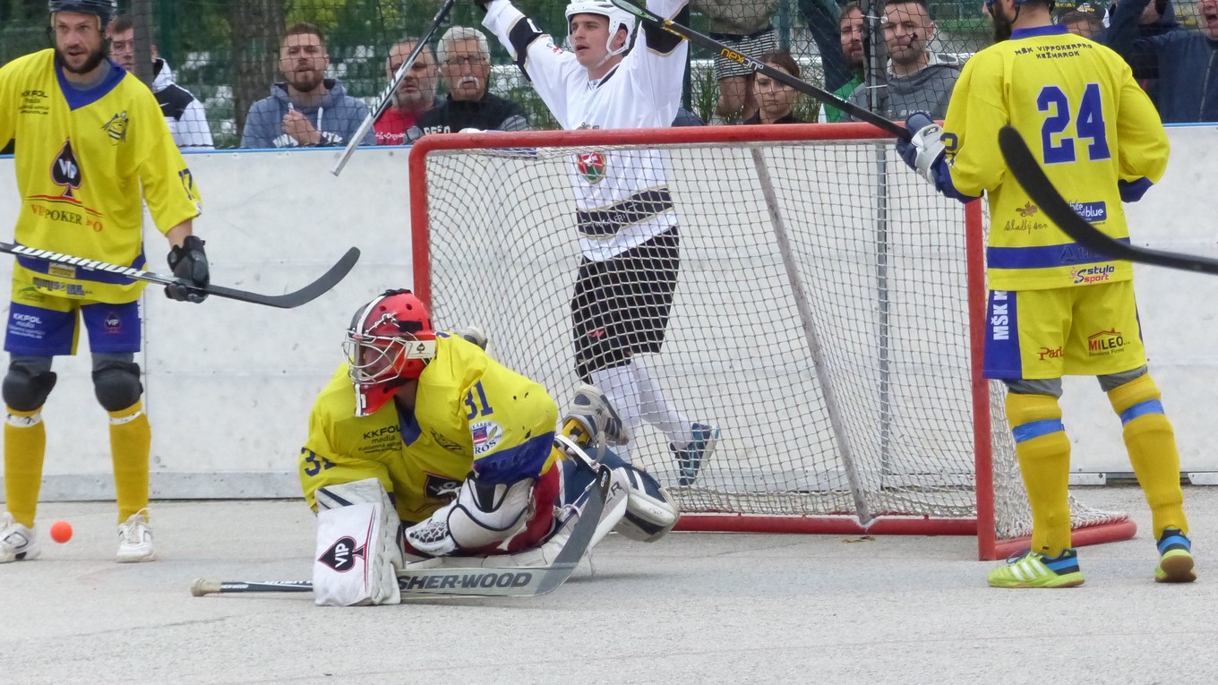 Michal Romančík sa teší z druhého gólu Hokejmarket Skalica v 3. finále hokejbalovej extraligy proti Kežmarku. Bude už dnes o majstrovi rozhodnuté?