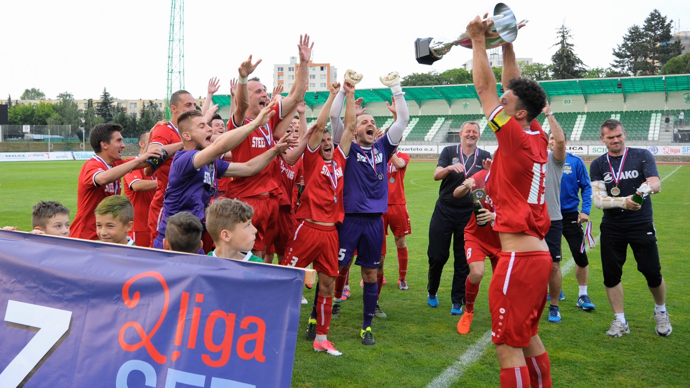 Prevzali trofej. Po stredajšom zápase v Skalici dostali VSS pohár za prvenstvo v druhej lige.