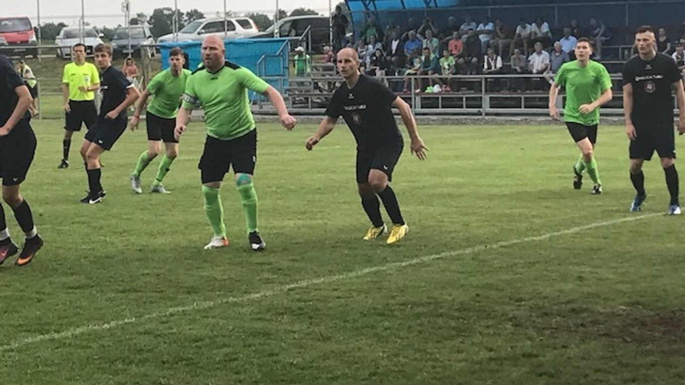 Obávaný strelec. M. Riapoš (v strede) sa lúči s futbalovou kariérou.