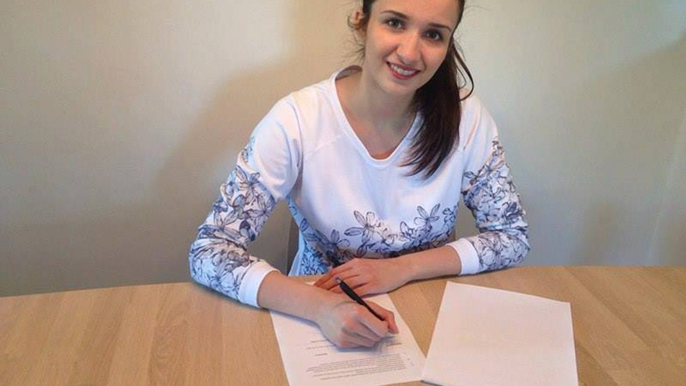 Macedónka Antičová pri podpise zmluvy s klubom.