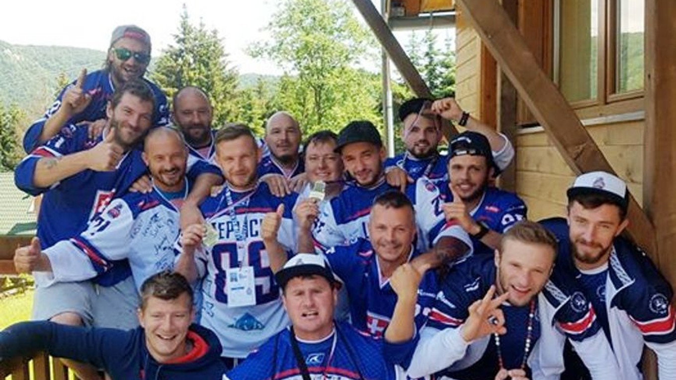 Slovenský hokejbalový tím z Pardubíc doniesol zlato. Vo finále posledný gól strelil Patrik Svitana (prvý vpravo). 
