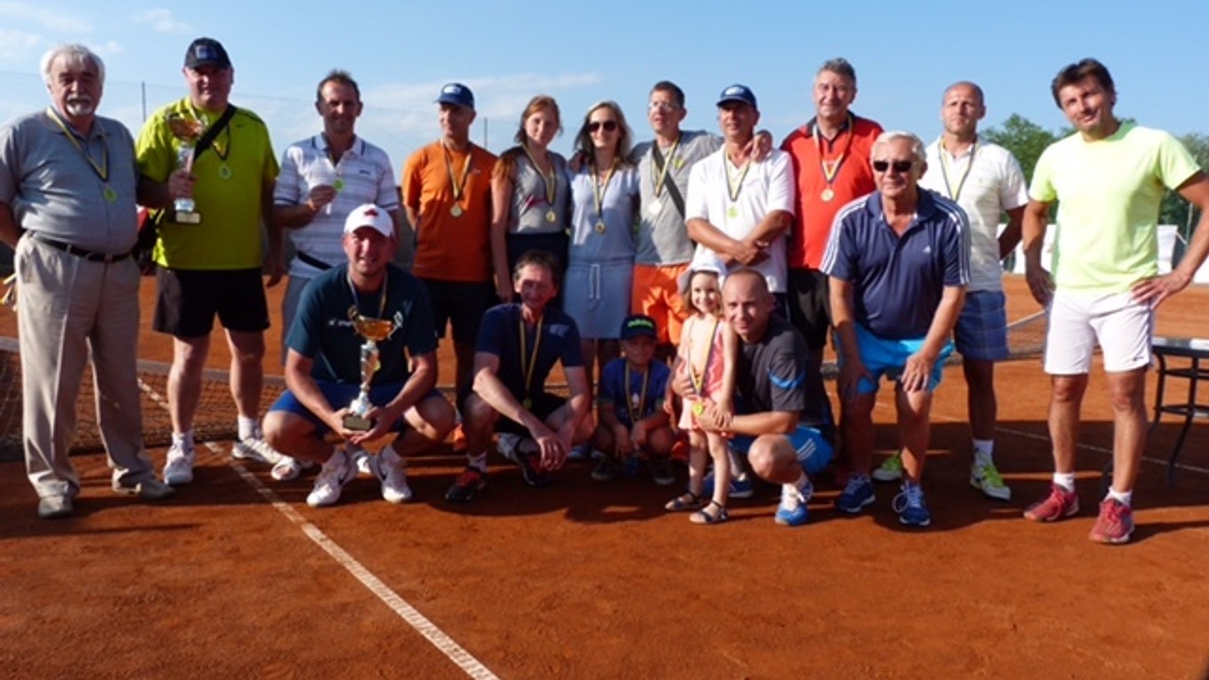 Účastníci memoriálu. V horúčave súperilo 14 dvojíc. 