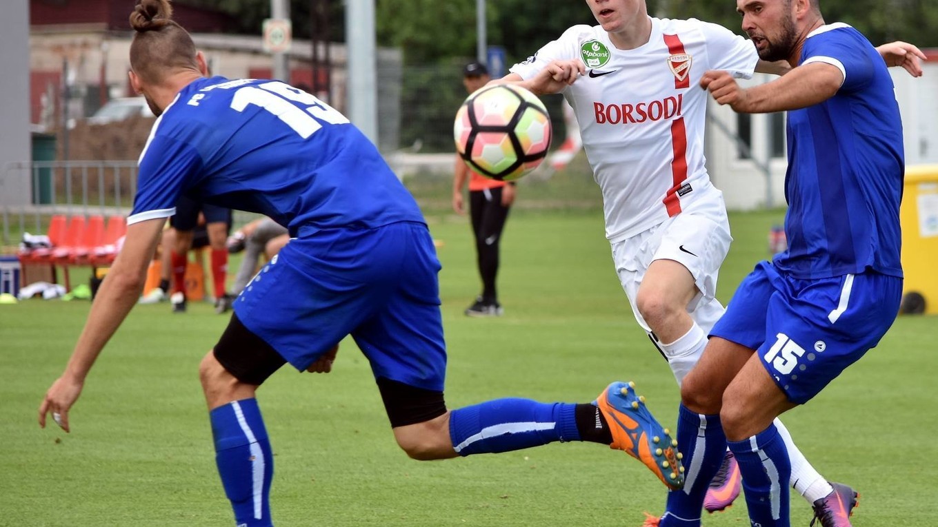 Známy srdciar presedlal ku konkurencii. Mikuláš Tóth z VSS Košice (vpravo) zasiahol v príprave do všetkých stretnutí Lokomotívy.