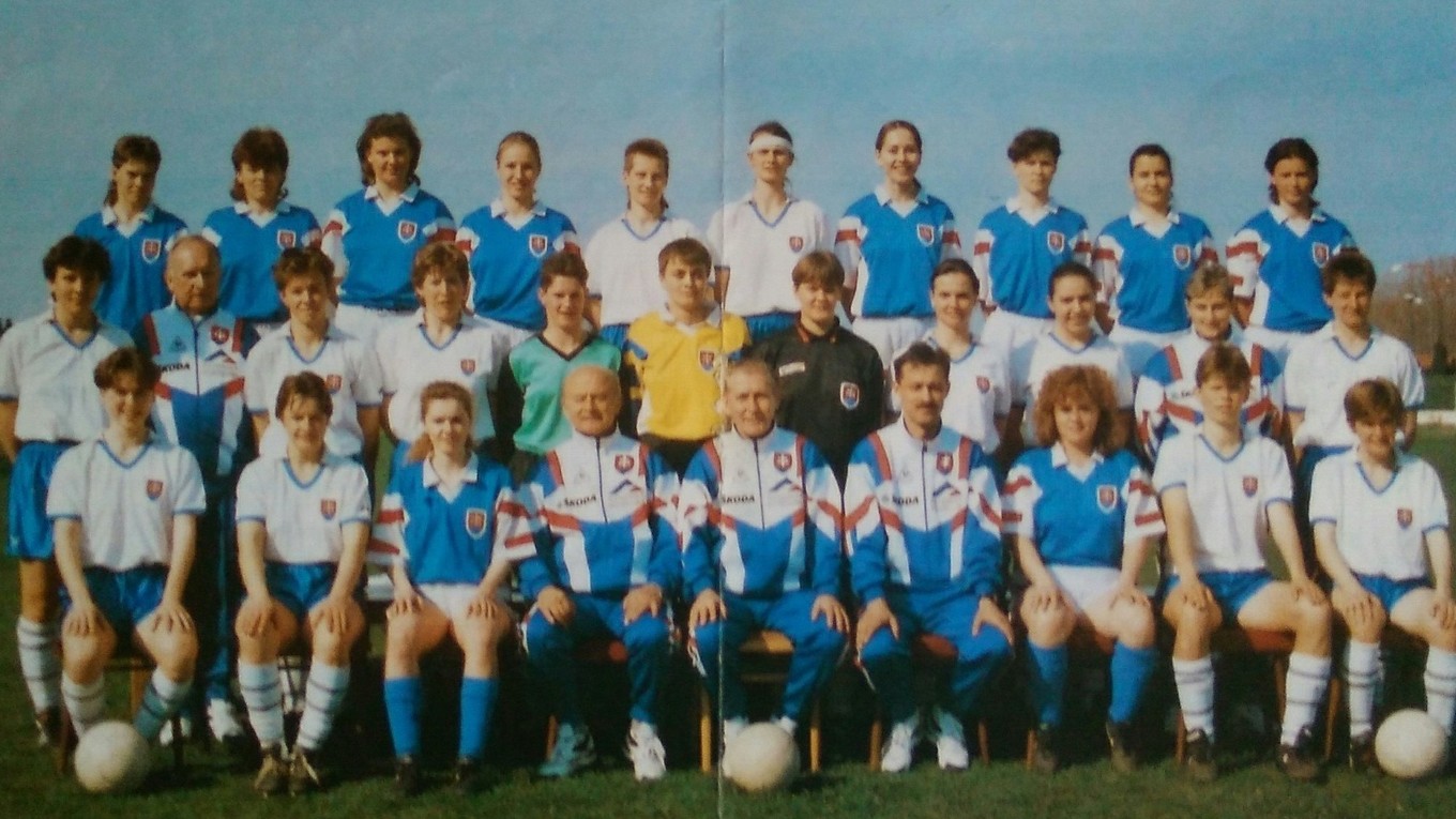 Bardejovčan na lavičke národného tímu. Reprezentácia žien Slovenska v roku 1995 so svojím hlavným trénerom Jozefom Tarcalom (v dolnom rade štvrtý zľava).