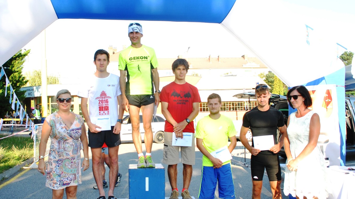 Najrýchlejší muži do 39 rokov. Zľava: Levente Tugyi (druhý), Imrich Pástor (prvý), Ákos Eordogh (tretí), Dominik Jakubkovič (štvrtý), Ludvík Herich (piaty). 