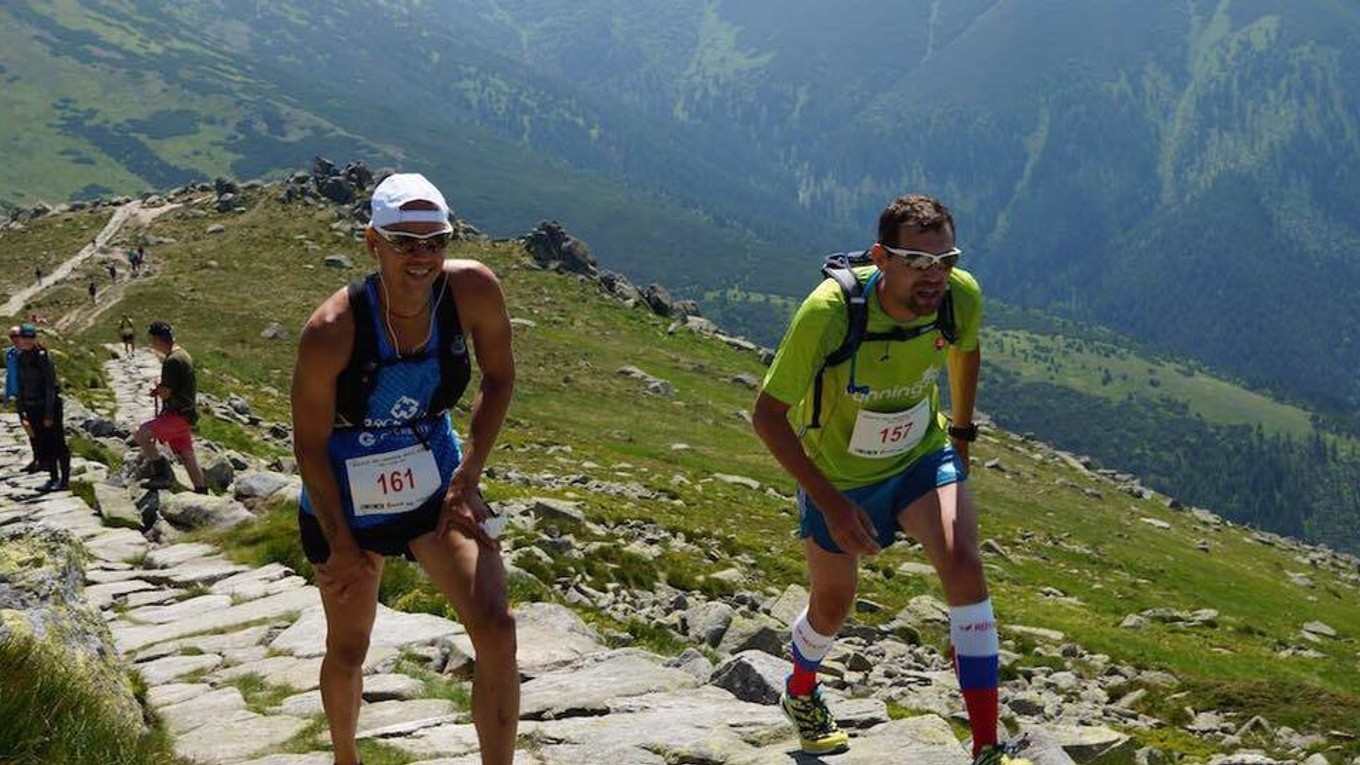 Horské behy lákajú širokú verejnosť i osobnosti. Vedľa Richarda Zvolánka (vľavo) je Marcel Matanin, bývalý reprezentant Slovenska v maratóne, účastník OH 2004 v Aténach, dnes organizátor bežeckých pretekov a tréner. 