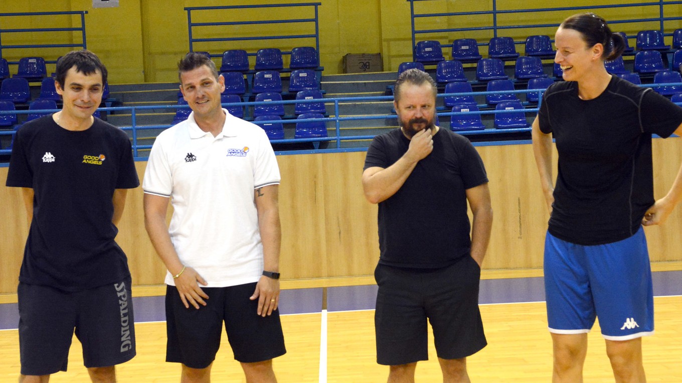 Aj v nasledujúcej sezóne bude mať dve funkcie. R. Dvorščák (vľavo) bude asistentom P. Jankoviča (v strede) a zároveň trénerom junioriek.