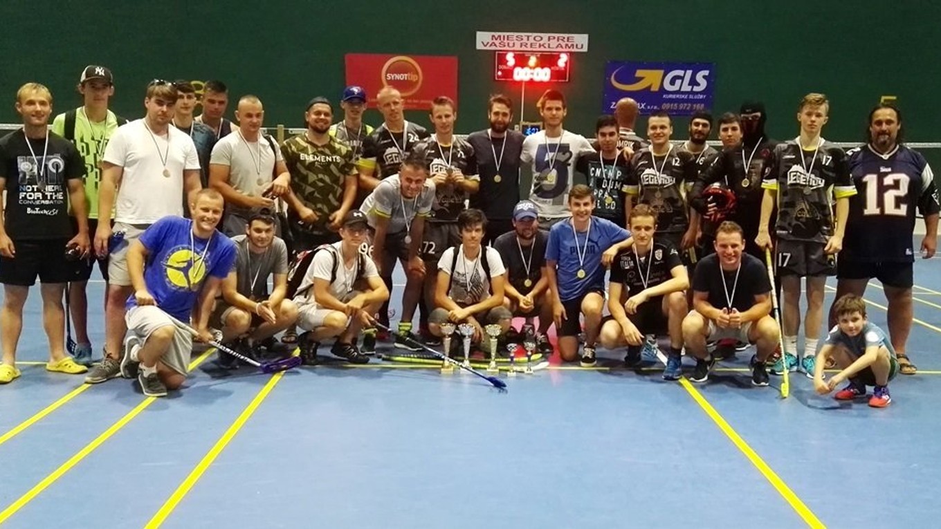 Spoločná fotografia zúčastnených tímov po skončení turnaja. 