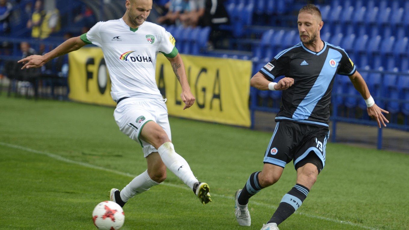 Poľský útočník 1. FC Tatran. Jakubovi Wiezikovi (vľavo) sa v Prešove páči. 