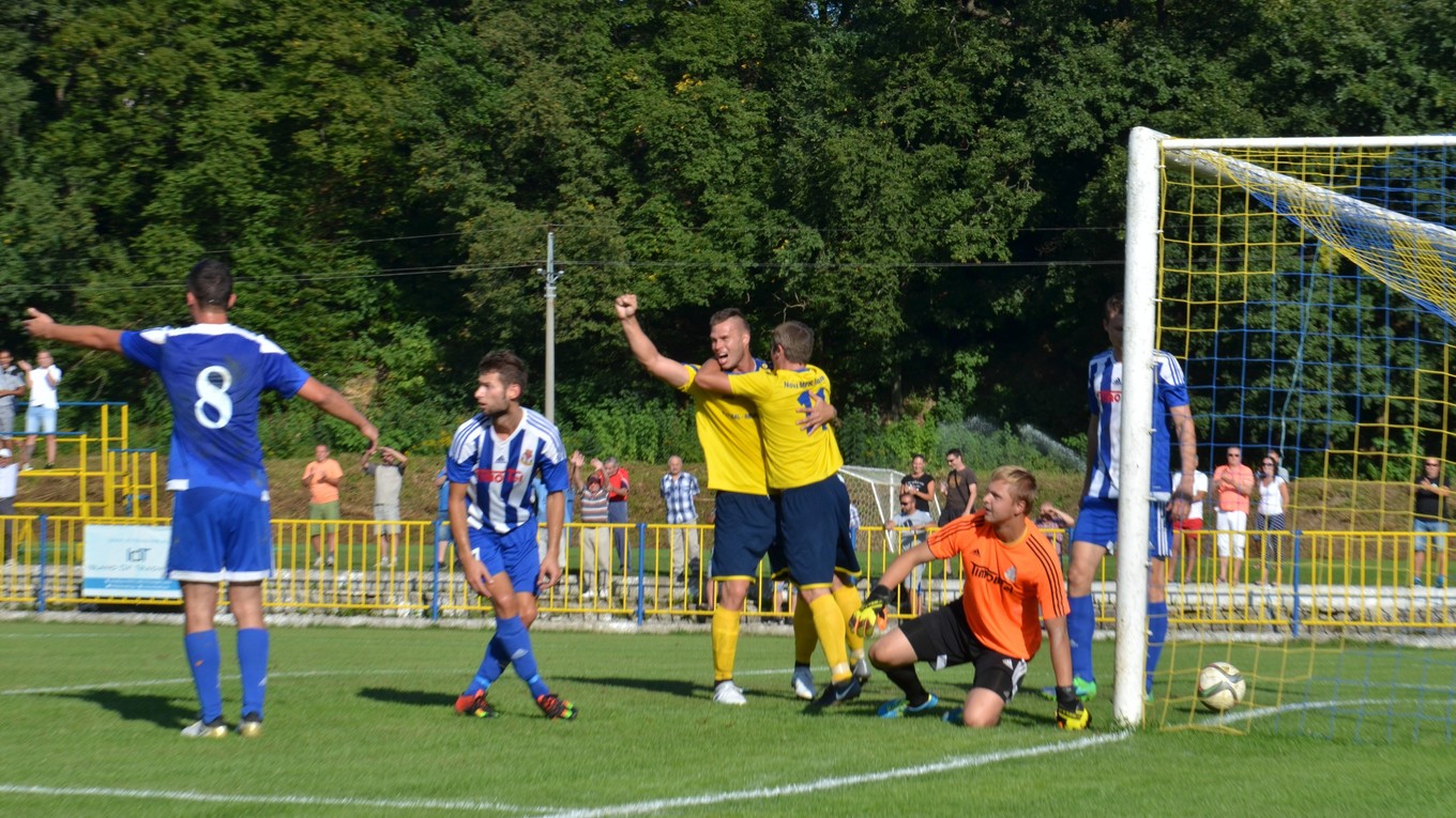 Peter Štyvar a Jaroslav Figúr sa radujú z vyrovnávajúceho gólu v zápase so Stropkovom.