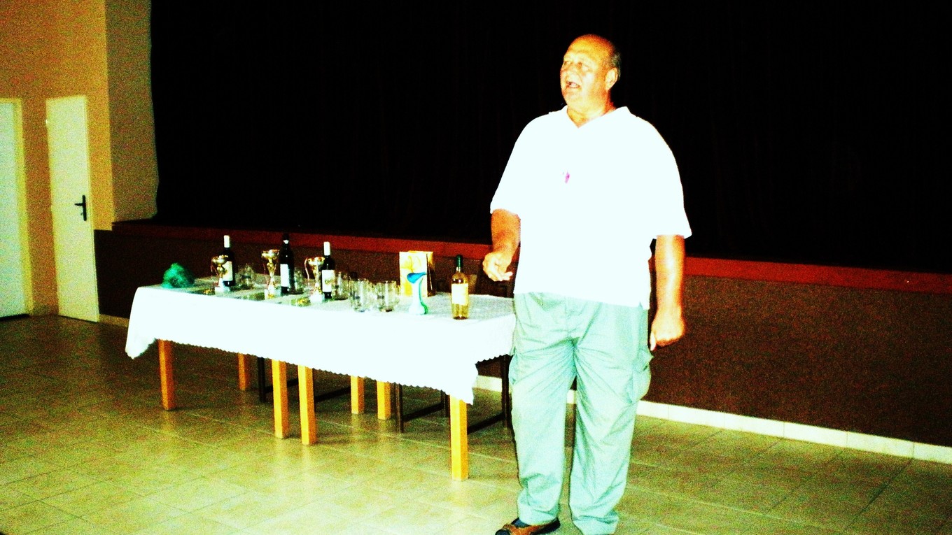 Po ôsmich kolách ligy vedie poradie Tibor Barna.