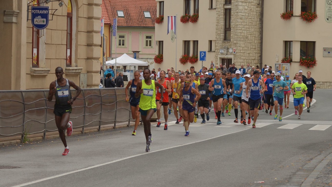 Keňania v čele. Vedenia sa ujali krátko po štarte. Vpredu víťaz Rop.