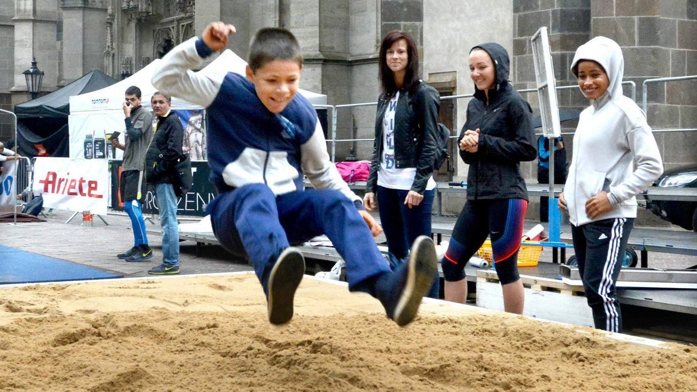 Mondo v centre si včera vyskúšali aj deti. Prítomné boli už i viaceré hviezdy dnešného podujatia. Povzbudzovala aj Britka J. Sawyersová (vpravo).