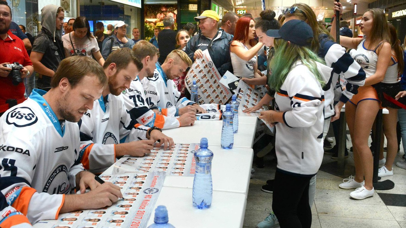 Fanúšikov prišlo veľa. Košickí hráči malo čo podpisovať...