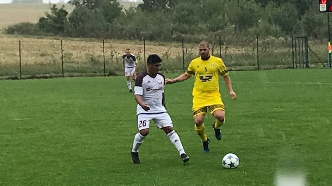 Skúsený hráč Kalše. Róbert Zeher (vpravo) zvádzal s Aldom Baezom neľútostné súboje.