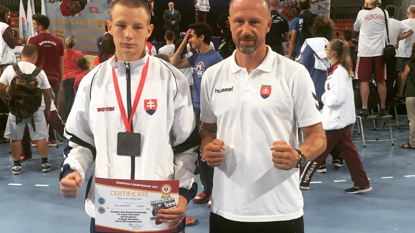 Strieborný medailista. A. Čulík s trénerom.