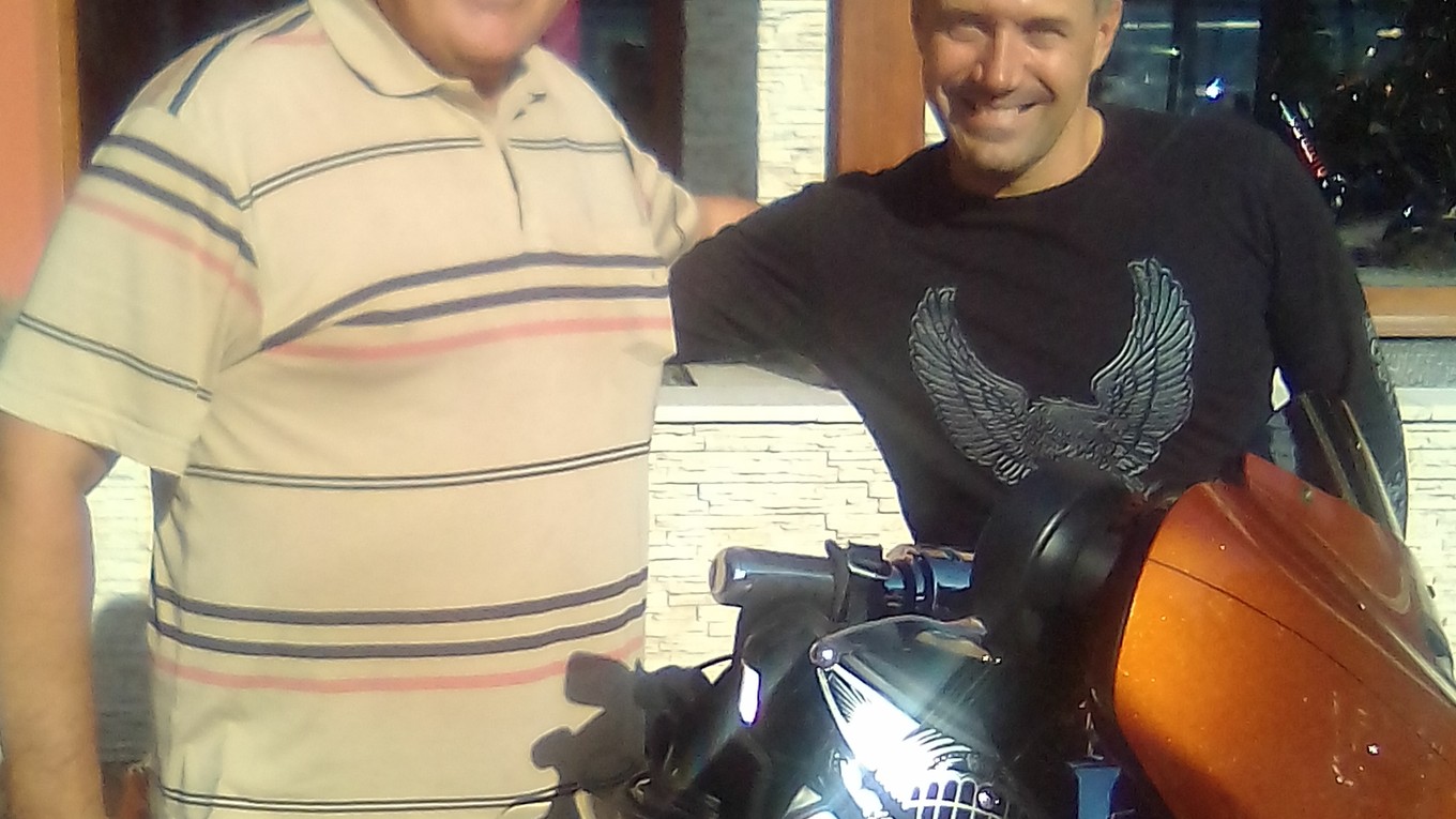 Na dvojkolesovom tátošovi. Roman Pivarník (vpravo) ako motorkár brázdiaci svet pri debate v Prešove s Vladislavom Sabolom.