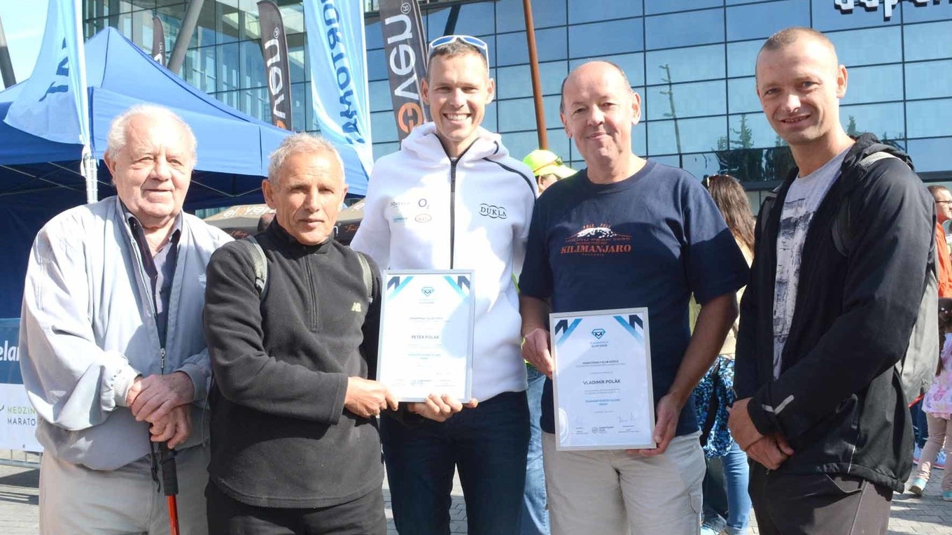 Matej Tóth (v strede) na sobotňajšom slávnostnom otvorení maratónu.