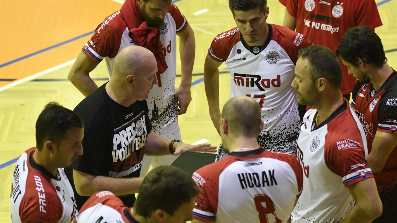 Tréner Vlk mal k dispozícii oklieštený káder.