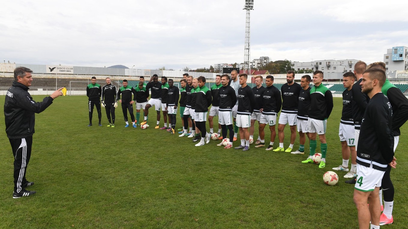 Prvý tréning pod staronovým trénerom. S. Kovalec (vľavo) pozná veľkú časť prešovského kádra. 