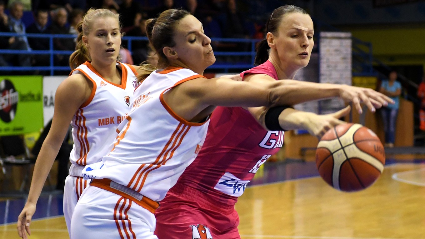 Na snímke vpravo hráčka Košíc Anna Jurčenková, uprostred hráčka Ružomberka Bettina Bozókiová.
