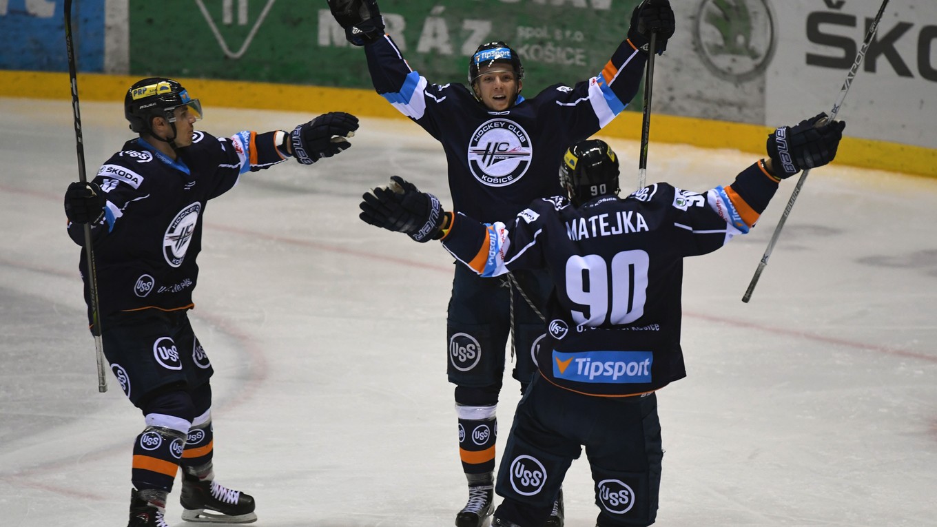 Na snímke gólová radosť hráčov Košíc, uprostred autor gólu Filip Vrábeľ.