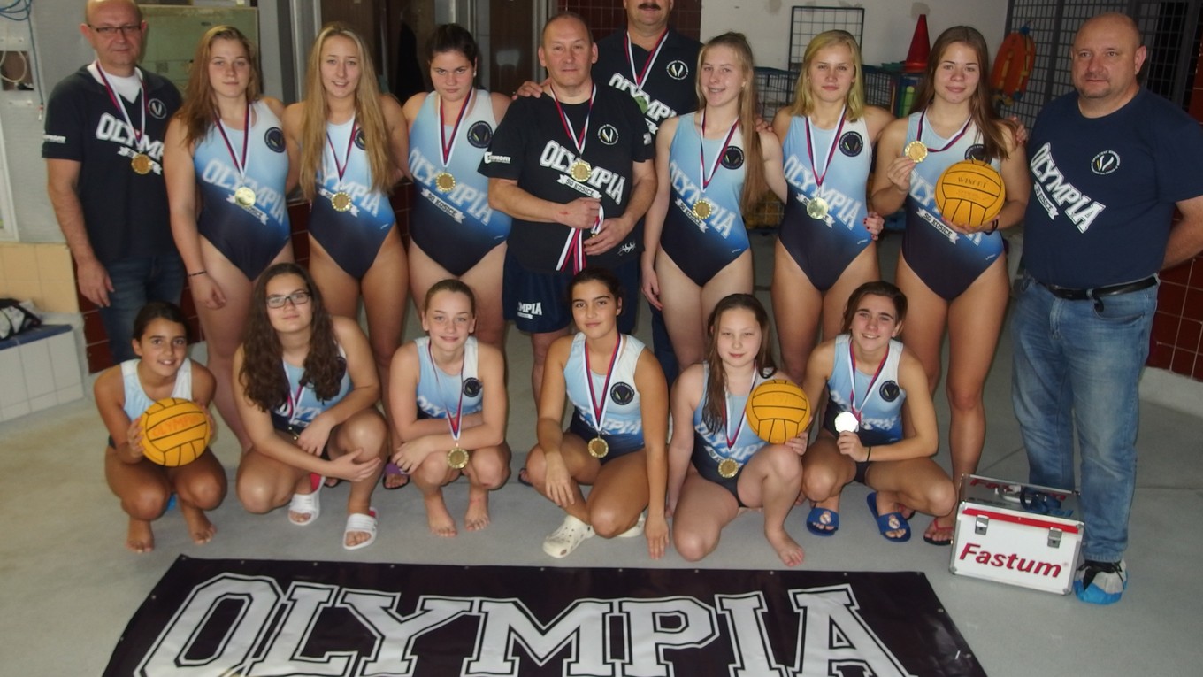 Víťazky. Horný rad zľava: Člen výboru Ľ. Tóth, D. Vomastková, B. Kovačiková, D. Tóthová, predseda oddielu P. Franko, tréner Sz. Eschwig-Hajts, Z. Wiechec, I. Frištiková, J. Kurucová, M. Wiechec. Dolný rad zľava: S. Kyseľová, E. Gajdošová, N. Pettyová, E. Kyseľová, L. Franková, L. Garančovská.