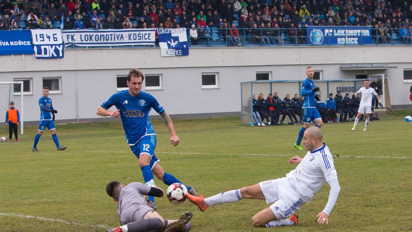 Súboj Lokomotívy Košice s Popradom rozhodol jediný gól. Strelil ho hosťujúci Stanislav Šesták (vpravo). 