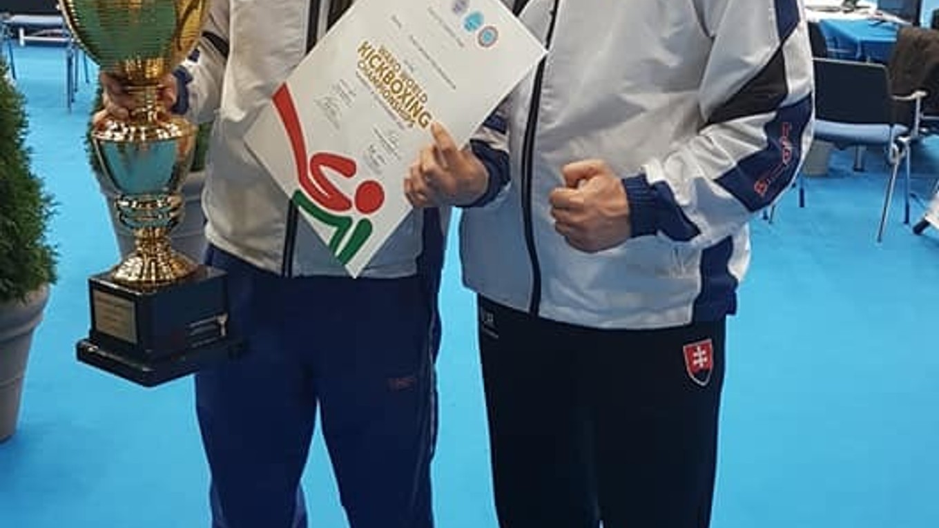 Marek Karlík. S trénerom J. Kolozsym.