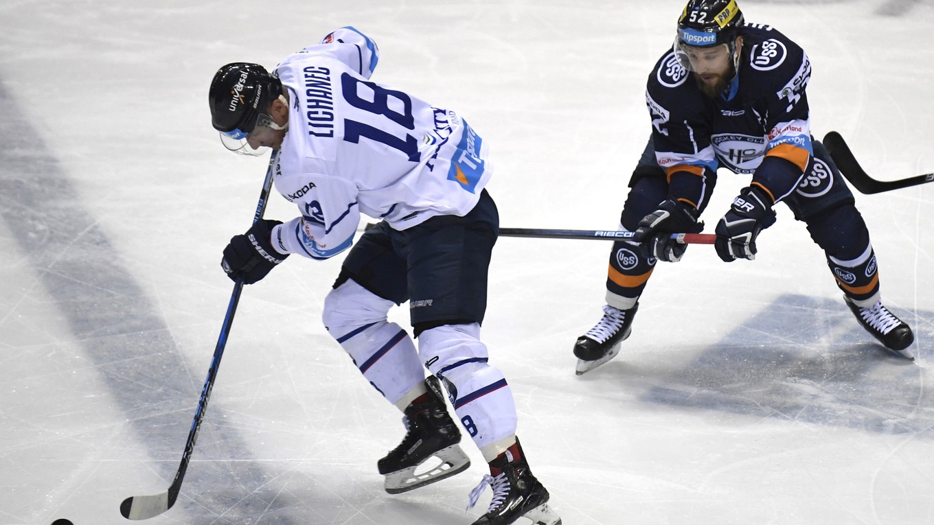 Popradský útočník Peter Lichanec (vľavo). To, ako sa zachoval, ocenil aj jeho pästný protivník.