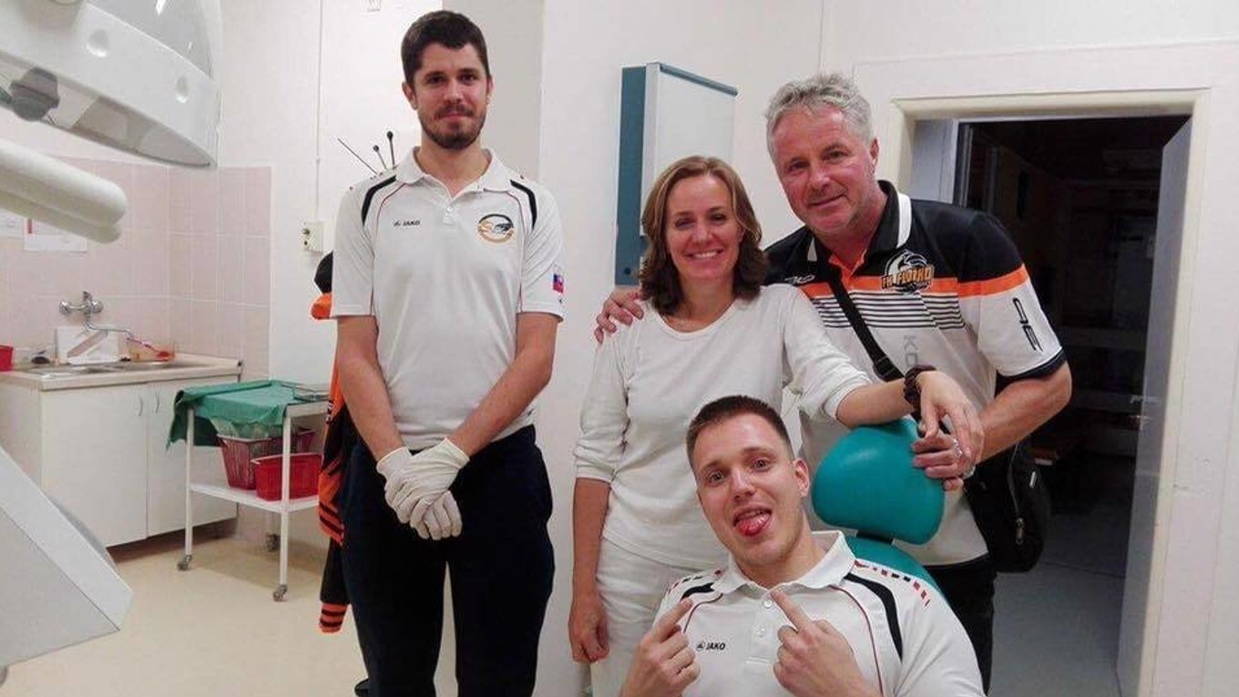 Aj to sa pri florbale môže stať... Snímka zo septembra. Matúš Vašíček ukazuje už zošitý jazyk, ktorý si prehryzol počas zápasu. Pri šití asistoval jeho spoluhráč Jakub Blaško (vľavo), ktorý končí štúdium medicíny.