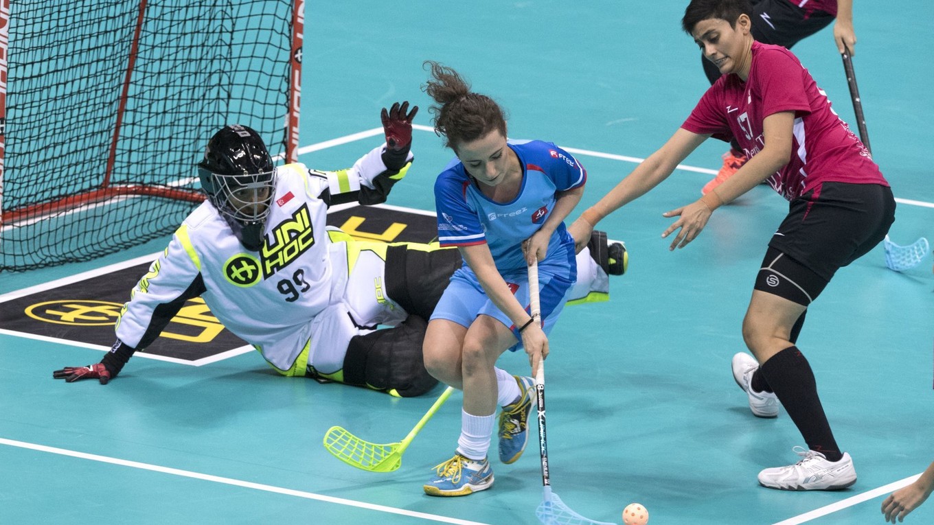 V reprezentačnom drese. Daniela na MS medzi súperkami zo Singapuru.