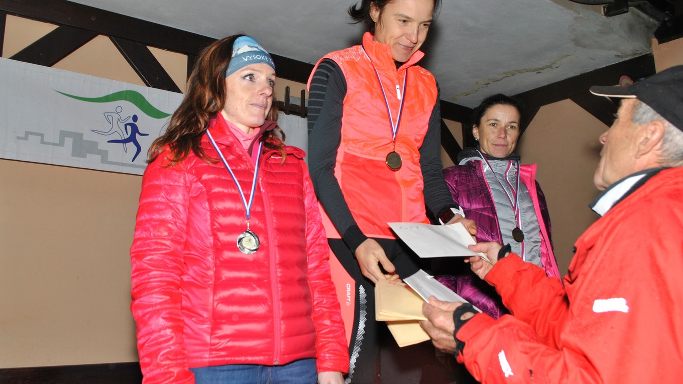  strede celková víťazka Petra Pastorová z Česka, vľavo Spišiačka Lenka Baronová (celkovo druhá

Ceny odovzdáva Ondrej Majerník