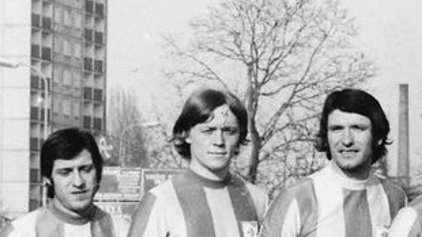 Futbalisti VSS Košice v roku 1973. Vľavo Ján Strausz, vpravo Dušan Galis.