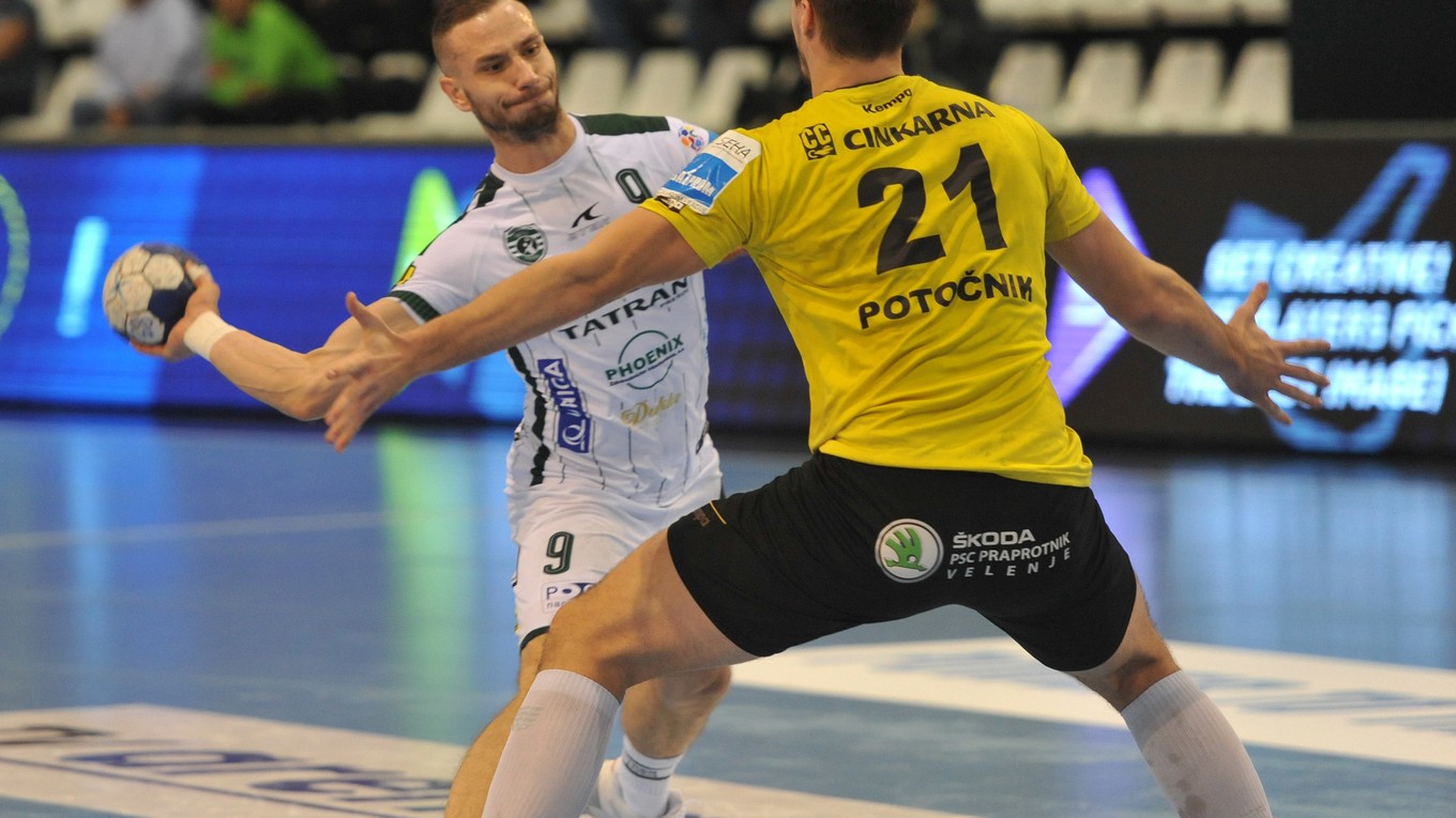 Zápas proti Velenju nedohral. Dominik Krok (s loptou) strelil päť gólov, ale následne musel ihrisko pre zranenie opustiť. 