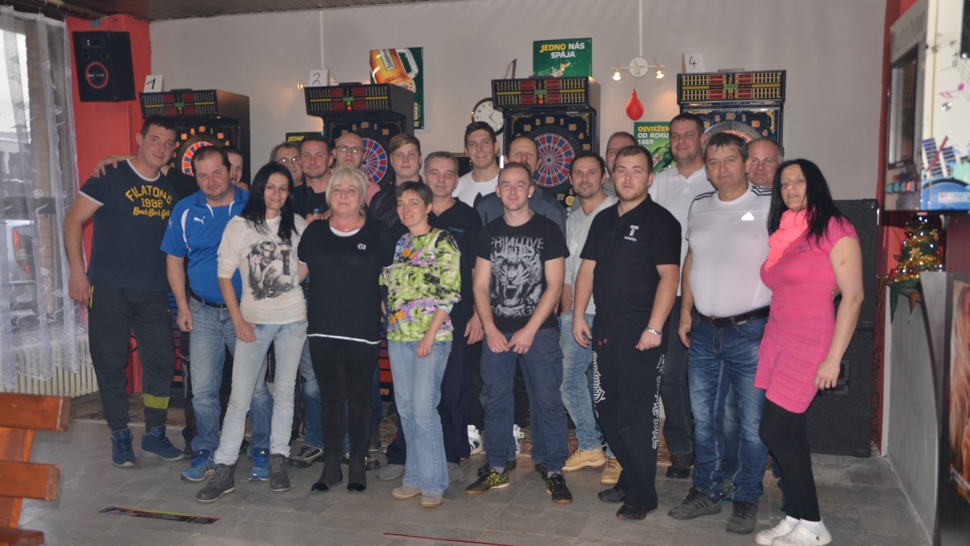 Účastníci majstrovstiev okresu v elektronických šípkach.