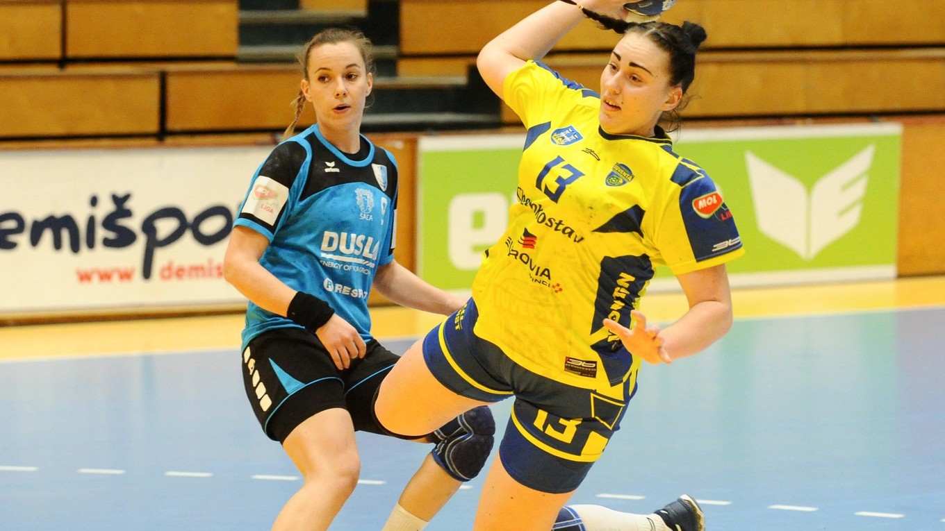 Nikoleta Trúnková z Michaloviec (vpravo) v odvete finále Slovenského pohára žien v hádzanej medzi Slovan Duslo Šaľa a Iuventa Michalovce.