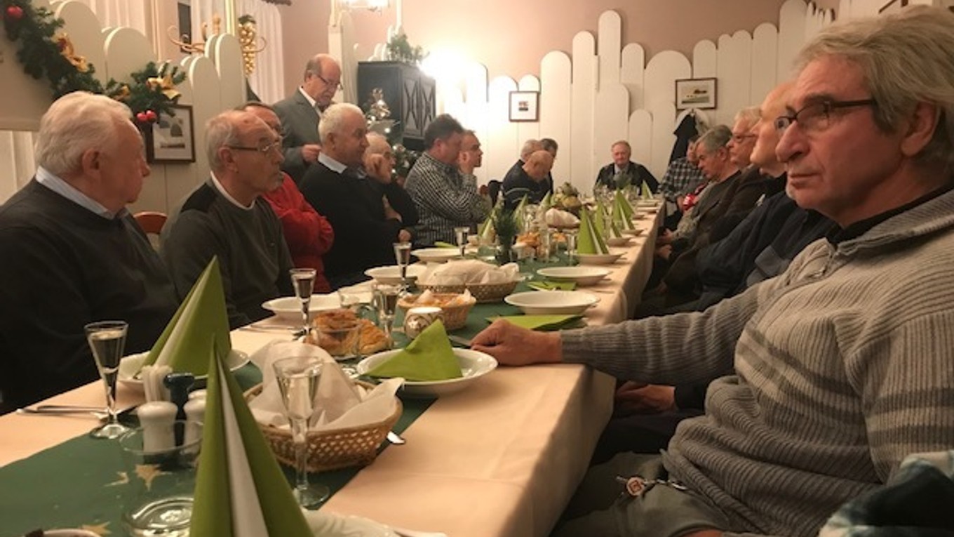 FK Internacionáli VSS Košice bilancovali. Pri čítaní správy prezident F. Králka (v stoji), prvý zľava dlhoročný klubový lekár Anton Kopčák, prvý sprava bývalý úspešný prvoligový útočník Jaroslav Boroš