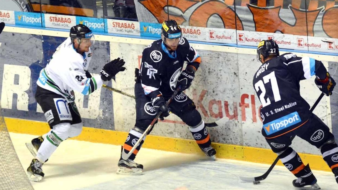 V Košiciach ostane do konca sezóny. G. Spilar (v strede) pokračuje v materskom klube.