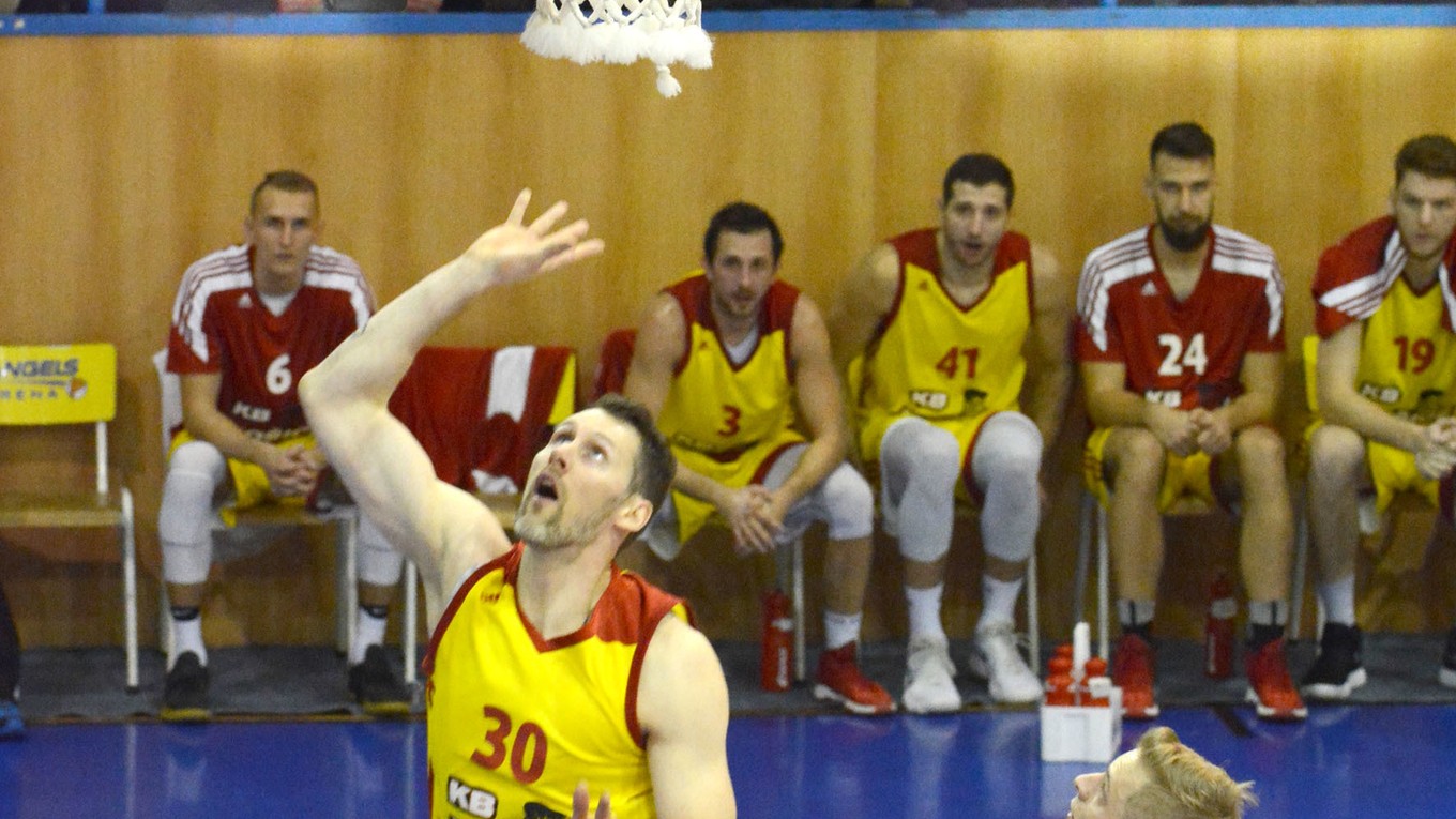 Peter Sedmák (vľavo). Každým dňom sa mu má narodiť dcéra. 