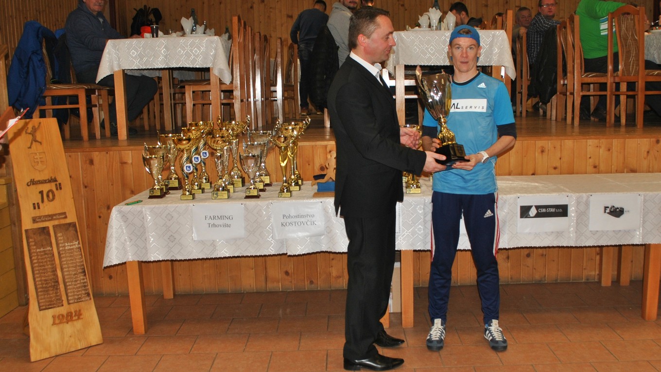 Preberanie trofeje. Víťaz Jozef Urban (vpravo) so starostom Horoviec Erikom Timkom.