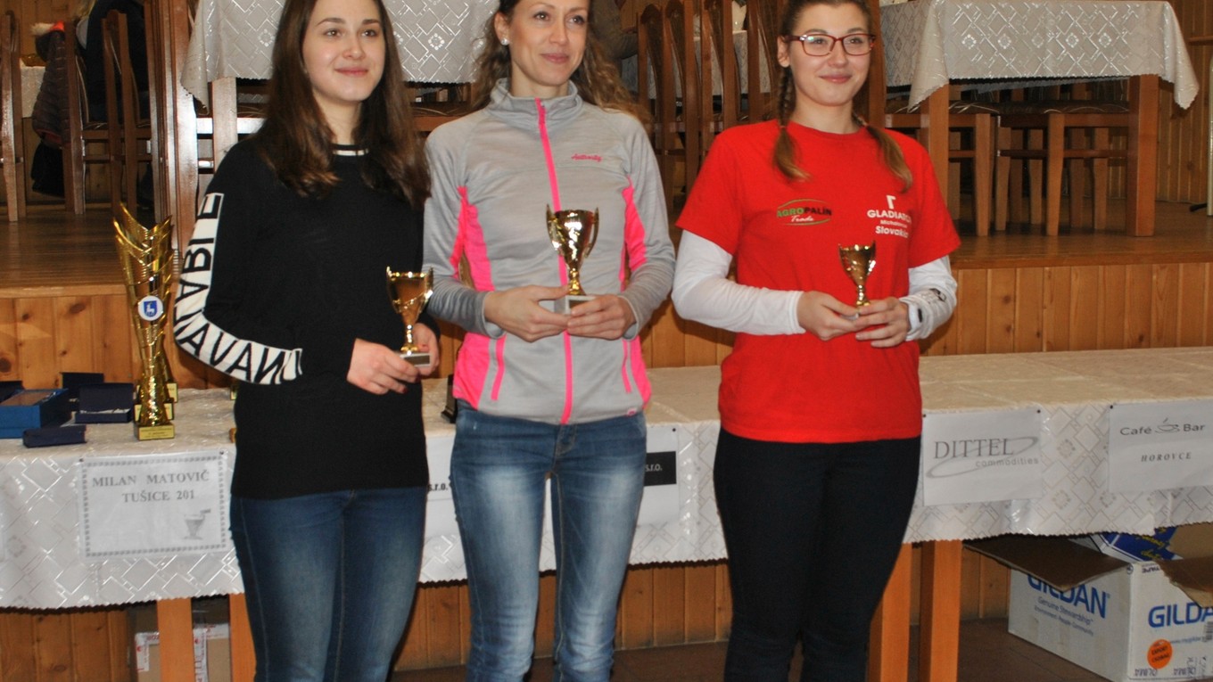 Najlepšie ženy do 34 rokov, zľava Michaela Haburová, Alena Farkašová a Martina Haburová.