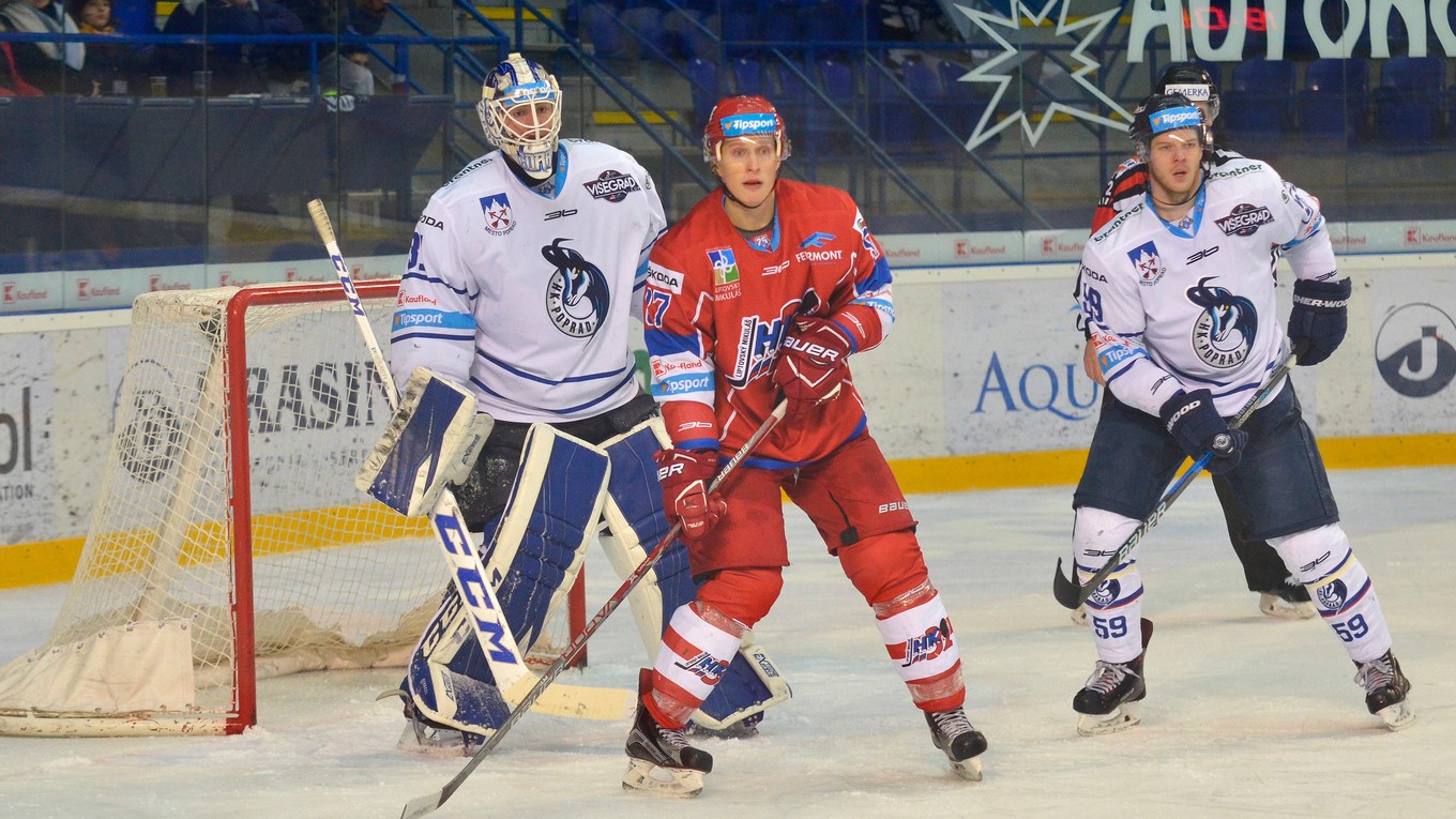 Zľava: Mathieu Corbeil z HK Poprad, Mário Kuráli z MHk 32 Liptovský Mikuláš a James McDowell z HK Poprad 