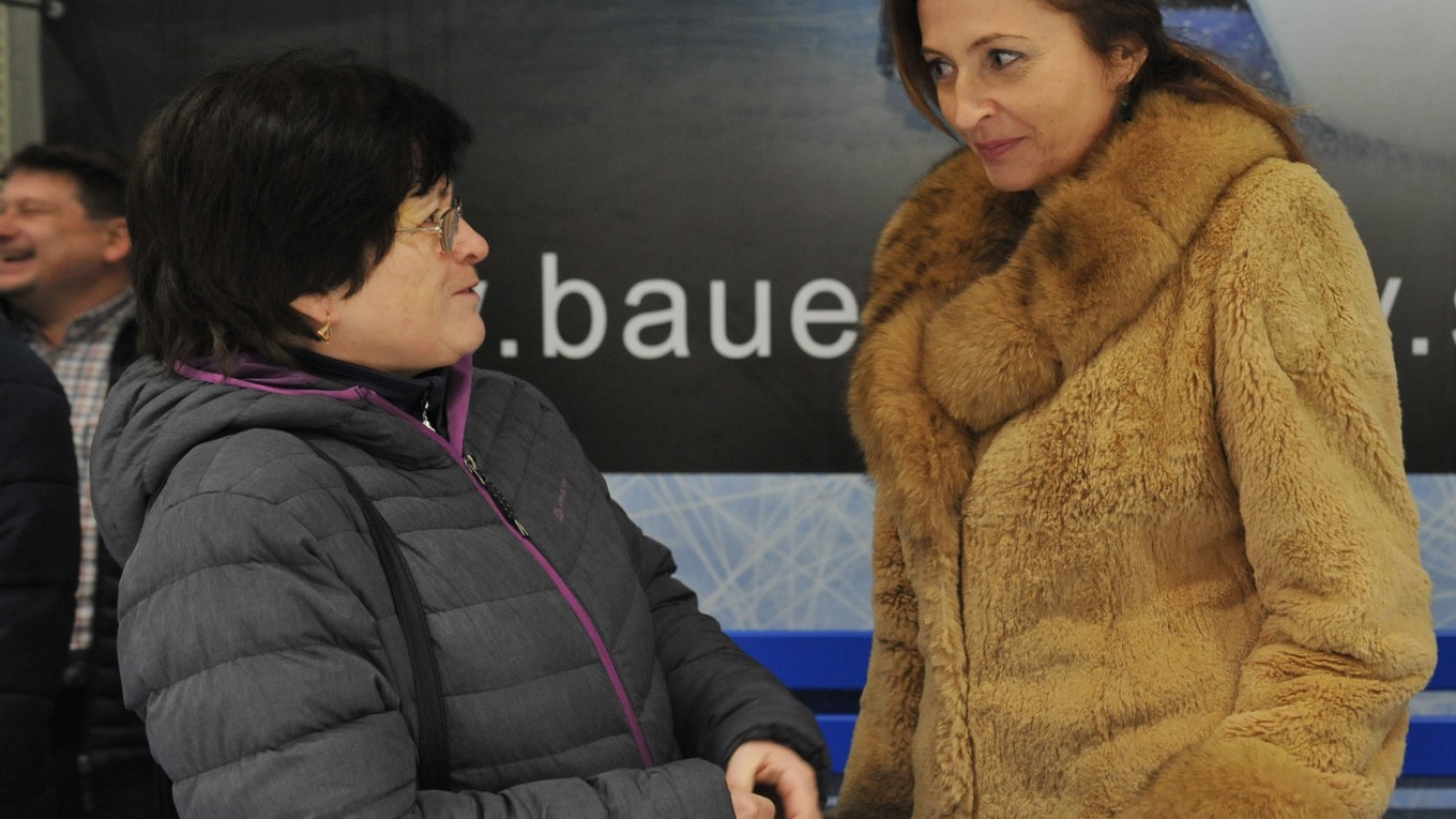 Helena Zamborská (vľavo). V rozhovore s primátorkou Prešova Andreou Turčanovou, od ktorej prevzala cenu. 