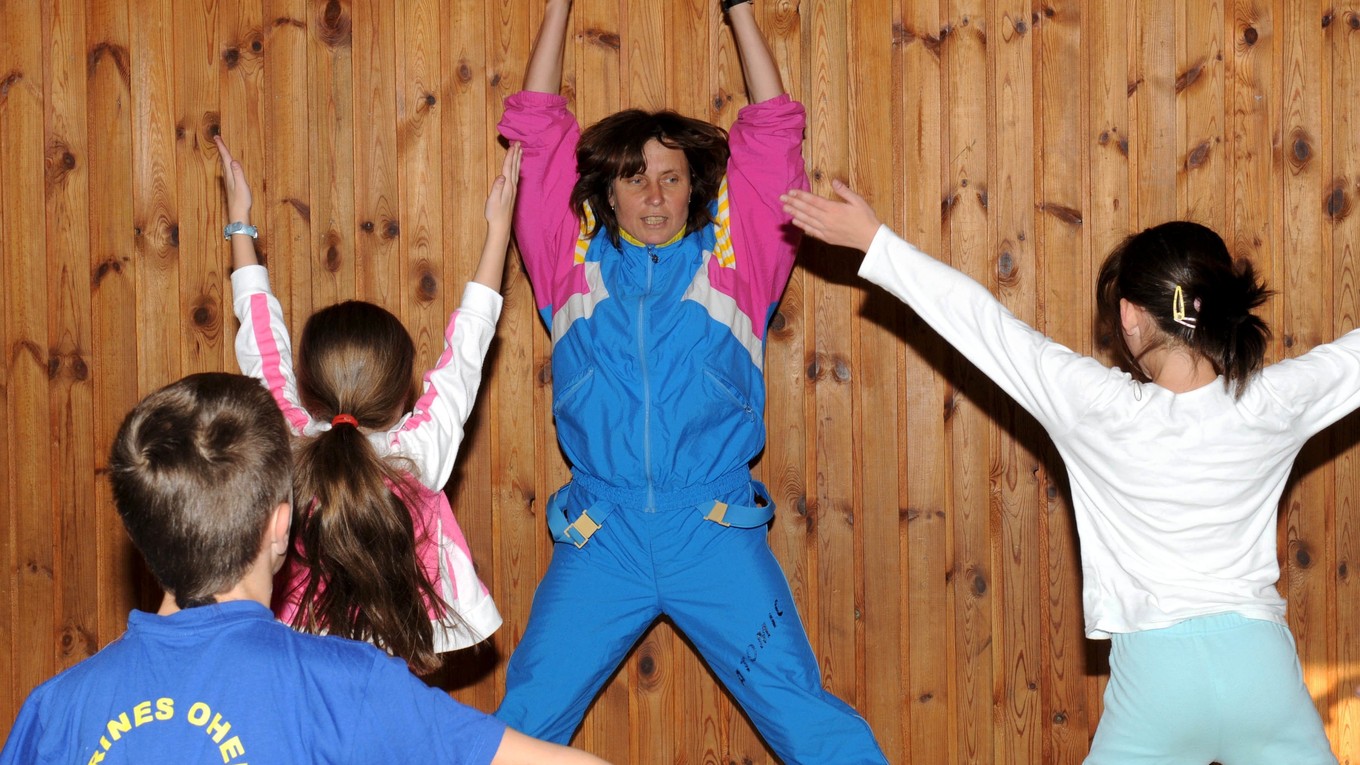 Pani učiteľka. Na hodine telesnej výchovy v obci Liptovská Teplička.